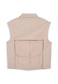 Gilet beige senza maniche con colletto, schiena scoperta e tasche laterali. Tessuto liscio con una forma strutturata e dettagli di cucitura discreti.