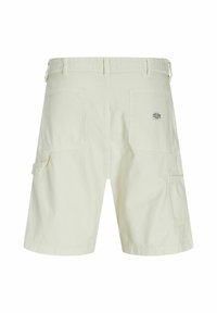 Shorts cargo jaunes clairs avec deux poches arrière, une poche latérale et une étiquette sur la poche droite. Fabriqués en tissu résistant.