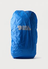 Μπλε αδιάβροχη επένδυση σακιδίου με ζαρωτή υφή. Περιέχει το λογότυπο Fjällräven σε ασημί απόχρωση στο κάτω μέρος. Σχεδιασμένο για εξωτερική χρήση.