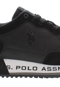 Zapatilla deportiva negra con cuero liso y ante, que cuenta con un logo sutil en el lateral y una entresuela blanca que muestra el texto de la marca.