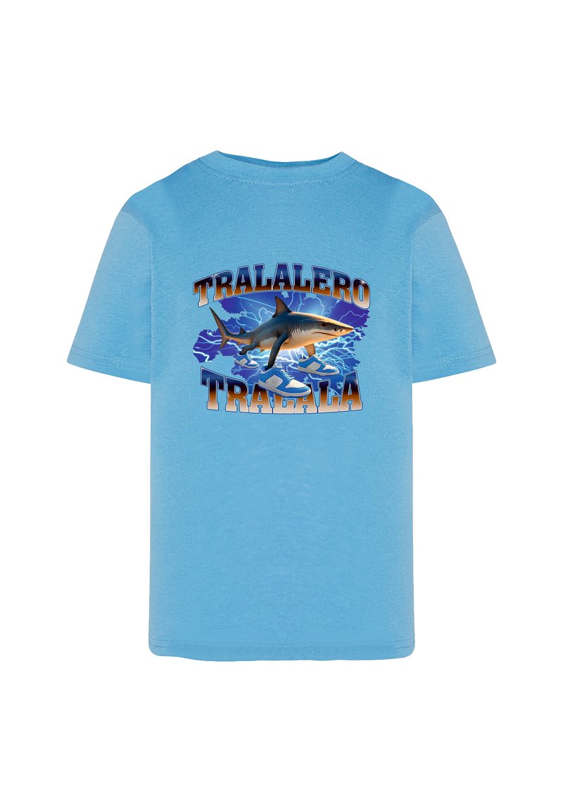 Jasnoniebieska bawełniana koszulka z grafiką rekina i napisem "TRALALERO TRALALA" w pomarańczowych i niebieskich odcieniach, na tle stylizowanej fali.