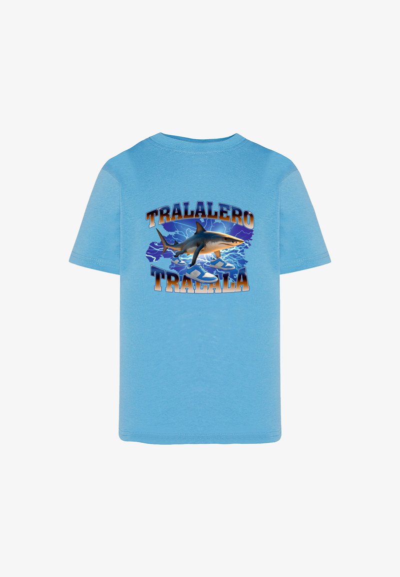 Jasnoniebieska bawełniana koszulka z grafiką rekina i napisem "TRALALERO TRALALA" w pomarańczowych i niebieskich odcieniach, na tle stylizowanej fali.