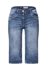 Pantalons capri en denim bleu délavé avec fermeture à deux boutons, double poches avant et coupe droite. Texture lisse avec un léger effet usé.