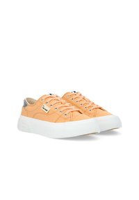 Sneaker in tela arancione con suole in gomma bianche, caratterizzate da dettagli in argento sul tallone e chiusura con lacci. Etichetta del marchio sul lato.