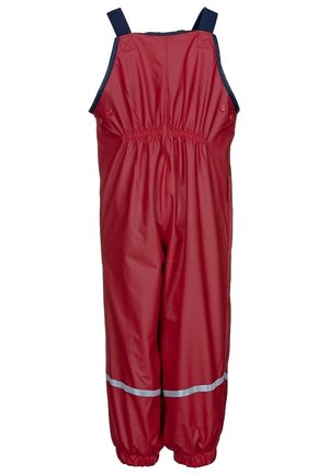 Mono impermeable rojo con tirantes azules, cintura elástica y franja reflectante en los puños. Textura lisa y brillante.