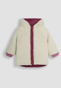 Krämsfärgad fleecejacka med vinröd dragkedja framtill och huva, med lila muddar och ett mjukt, texturerat yttertyg.