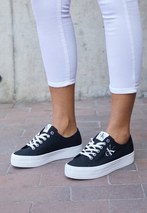 Matalavartiset tennarit - black