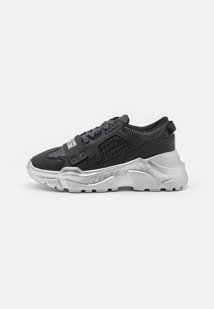 SPEEDTRACK - Sneakersy niskie - black/silver-coloured