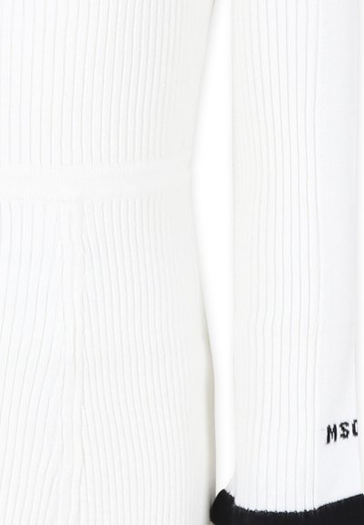 Maglione bianco a coste con una vestibilità aderente, caratterizzato da dettagli neri all'orlo e cuciture dettagliate lungo le cuciture.
