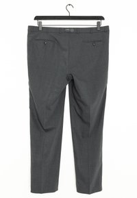 Pantalon gris suspendu à un cintre noir, présentant un tissu texturé, deux poches arrière et une poche latérale zippée.