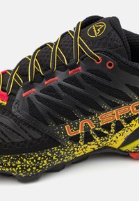 La Sportiva AKASHA II - Pārgājienu apavi - black/yellow