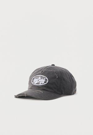 Casquette de baseball noire usée avec des détails usagés et un globe blanc brodé ainsi qu'un logo "A" stylisé sur le panneau avant.