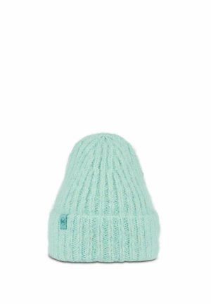 Gorro de punto azul claro con ala doblada y pequeña etiqueta cuadrada con logo en el lateral sobre un fondo blanco.