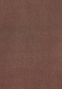 Textilstoff in einer warmen rötlich-braunen Farbe mit glatter Textur und einem subtilen gewebten Muster, das ein einheitliches Oberflächenbild zeigt.