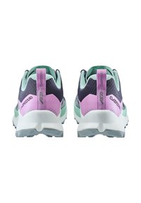 Scarpe da trail running con tomaia in mesh traspirante nei colori navy, menta e rosa, dotate di un contrafforte per il tallone di supporto e suola in gomma resistente.