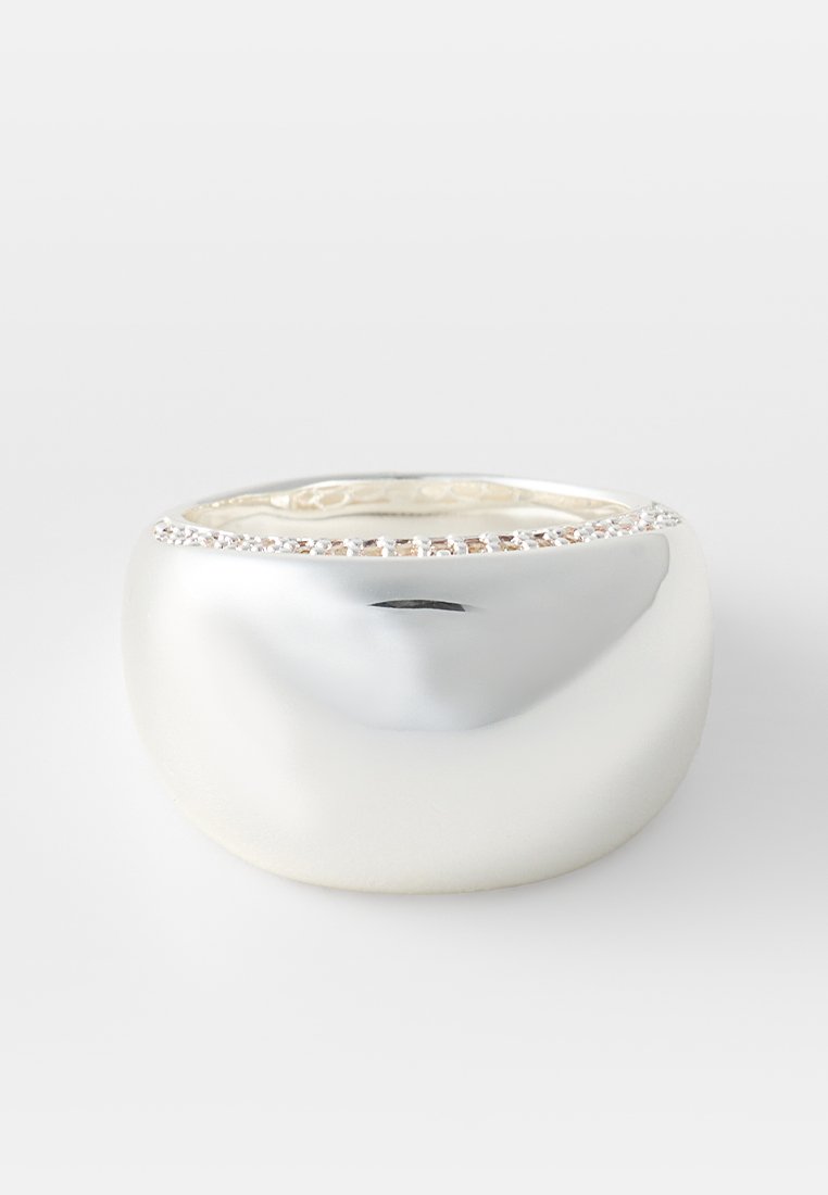 Sterlingsilberring mit einem glatten, abgerundeten Design. Enthält eine polierte Oberfläche und ein Band mit mattem Finish, akzentuiert durch kleine klare Steine.