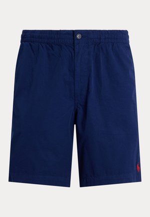 Shorts homme bleu marine avec taille élastique, fermeture par bouton et petit logo rouge brodé sur le bas de la jambe droite.