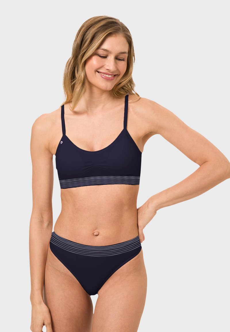 Navyblaues Bikini-Set mit einem Bralette-Top mit gestreiftem Band und verstellbaren Trägern, kombiniert mit hochgeschnittenen Bottoms aus glattem Stoff.