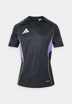 Sort sportsshirt med korte ærmer, rund halsudskæring og lilla sidelister med grønne detaljer. Fremstillet af fugttransporterende materiale.