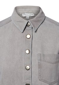 Camicia in denim grigio con colletto a punta, chiusura con bottoni argentati e tasca sul petto. Presenta una finitura testurizzata e una vestibilità rilassata.
