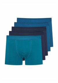 Pięć par męskich bokserek w różnych odcieniach niebieskiego i zielonego, wykonanych z gładkiego materiału, o dopasowanym kroju i elastycznych pasach.