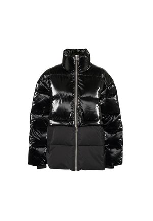 Schwarze gepolsterte Jacke mit glänzender Oberfläche, hohem Kragen, durchgehendem Reißverschluss und großen gesteppten Bereichen. Sie zeichnet sich durch eine glatte Textur und kontrastierende untere Paneele aus.