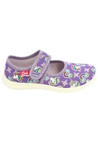 Lila Leinenschuh mit Einhorn- und Regenbogenmuster, Klettverschluss, weißer Gummisohle und weichem Material. Akzente umfassen glitzernde Verzierungen.