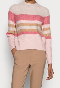 Rood en crèmekleurig gestreepte trui, geribbelde textuur, met horizontale strepen in tinten roze, crème en goud, ronde halslijn, lange mouwen.