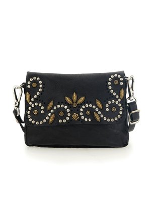 Borsa a mano in pelle nera con finiture in argento, dettagli floreali in metallo e strass. Presenta una patta con chiusura a piega e una tracolla regolabile.