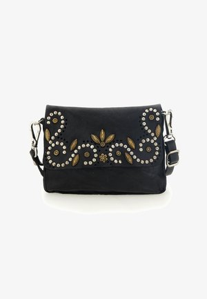 Borsa a mano in pelle nera con finiture in argento, dettagli floreali in metallo e strass. Presenta una patta con chiusura a piega e una tracolla regolabile.