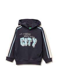 Sudadera azul marino con un texto gráfico frontal que dice "probablemente me mudaré a la CIUDAD" en azul claro y blanco. Presenta mangas rayadas.