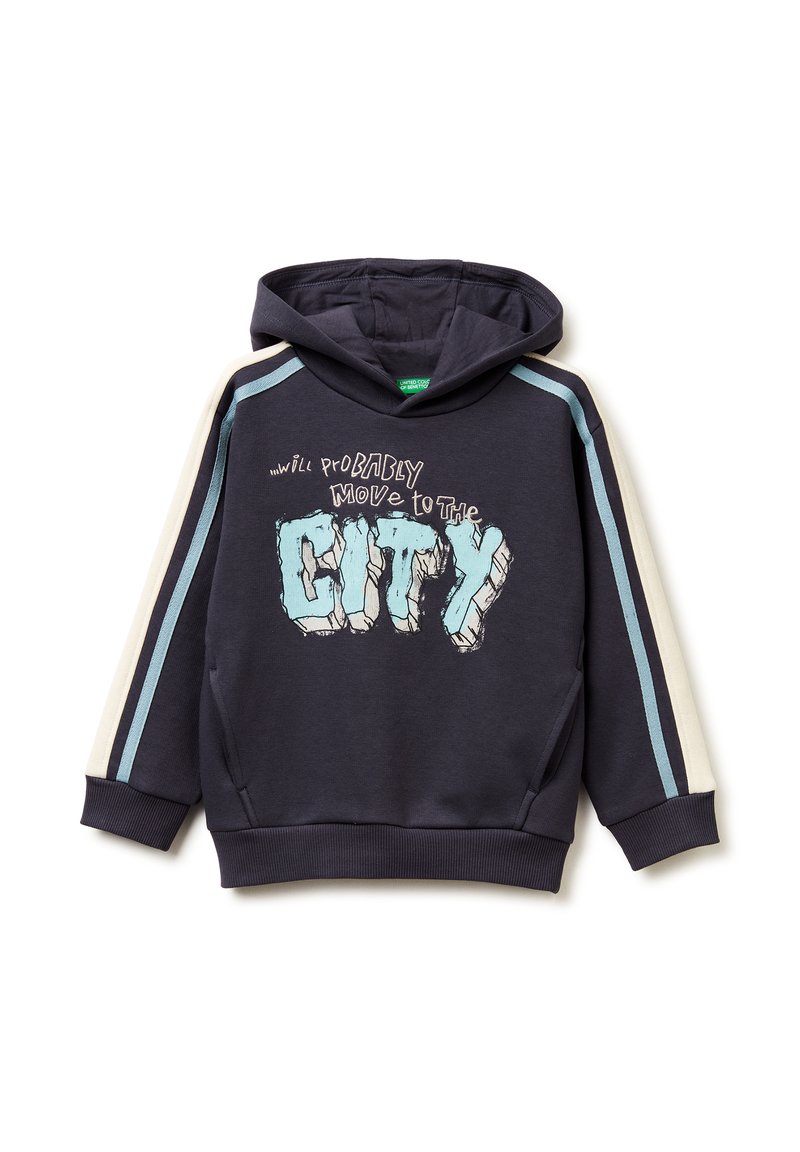 Sudadera azul marino con un texto gráfico frontal que dice "probablemente me mudaré a la CIUDAD" en azul claro y blanco. Presenta mangas rayadas.