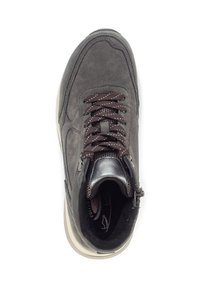 Donkergrijze suède sneakers met zwart-witte gespoten veters, gevoerde kraag en lichtgekleurde zool, gezien van bovenaf.