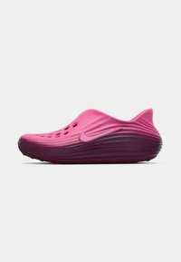 Slip-on tenisky s gradientom od ružovej po fialovú, ventilovanými otvormi na vrchu, textúrovanou podrážkou a logom Nike swoosh na boku.