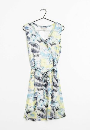 Mouwloze wikkeljurk met blauwe, gele en zwarte bloemen- en bladprint, met een ceintuur die in een knoop is gestrikt, hangend aan een zwarte hanger tegen een witte achtergrond.