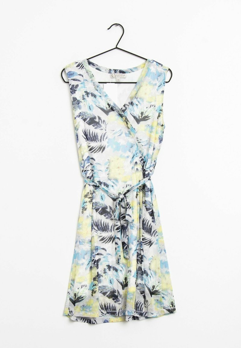 Robe portefeuille sans manches avec imprimé floral et feuilles bleu, jaune et noir, ceinture nouée à la taille, suspendue sur un cintre noir sur fond blanc.