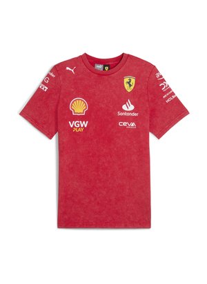 Czerwona bawełniana koszulka z okrągłym dekoltem, z logo Ferrari oraz różnymi nadrukami sponsorów na przodzie i rękawach. Miękka, teksturowana faktura.