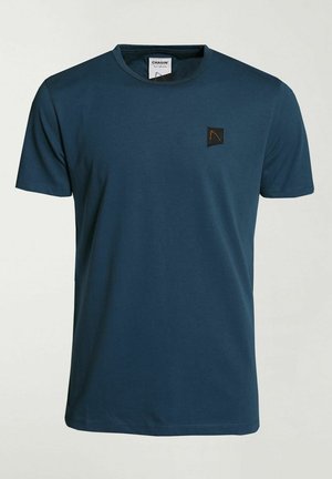 Dunkeltürkisfarbenes T-Shirt mit kurzen Ärmeln und Rundhalsausschnitt mit kleinem schwarzem quadratischem Logopatch auf der linken Brust und Markenlabel innen am Kragen.