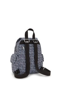 Vista posteriore di un piccolo zaino con un motivo astratto bianco e nero, spallacci neri regolabili, manico superiore e tasche laterali con patta.