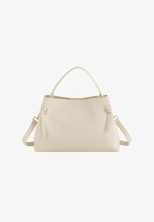 Bolso de mano de cuero beige con asa superior única, correa de hombro desmontable y detalles mínimos de nudos en cada lado.