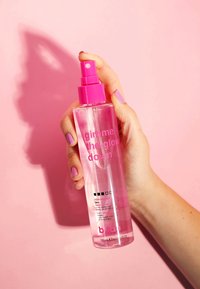 Flacone spray trasparente con un tappo a pompa rosa. L'etichetta presenta un testo in rosa e nero con la scritta "dammi il glow down" e "rosewater dark."