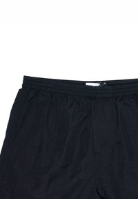 Pantaloni corti neri con vita elastica realizzati in tessuto leggero. Presentano tasche laterali e cuciture semplici, con una vestibilità rilassata per il massimo comfort.