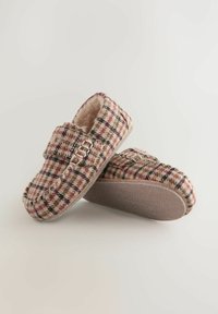 Kapcie w kratkę w kolorach różowym, beżowym i czarnym, z miękkim wyściółką, wyszywanymi detalami oraz gumowymi podeszwami zapewniającymi przyczepność.