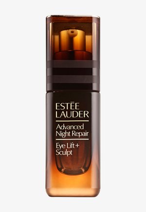 Braune Glasflasche mit Pumpenspender; mit dunkelbraunen Akzenten, goldener Schrift und abgerundetem Boden. Das Etikett lautet "Advanced Night Repair Eye Lift + Sculpt."