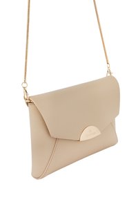 Beige clutch i kunstlæder med foldet design, guldfarvet hardware og glat tekstur. Har en dekorativ metaldetalje foran.