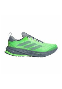 Baskets de sport vertes avec une tige en maille respirante, accents gris et semelle rembourrée avec des détails mouchetés. Design à lacets avec une languette de traction.