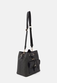 Černá kabelka typu bucket s zlatými detaily, disponující texturovaným povrchem, vzorovaným logem a vnější kapsou. Součástí je nastavitelný popruh.