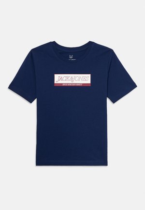 T-shirt a maniche corte blu navy con la scritta "JACK & JONES SINCE NINETEEN NINETY" in bianco all'interno di un rettangolo rosso sul petto.