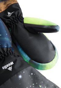 Winterhandschuhe mit einer schwarzen, strukturierten synthetischen Oberfläche, einem mit Galaxienmuster bedruckten Stoff und leuchtend grünen, weichen Akzenten.