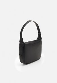 Czarna skórzana torba na ramię o gładkiej teksturze, płaskim kształcie i jednym regulowanym pasku. Posiada zamek błyskawiczny i detal z logo.